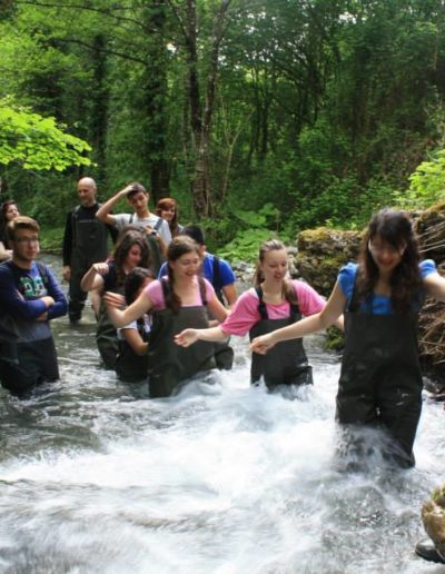 Alcuni studenti impegnati in un bel percorso di acquatrekking